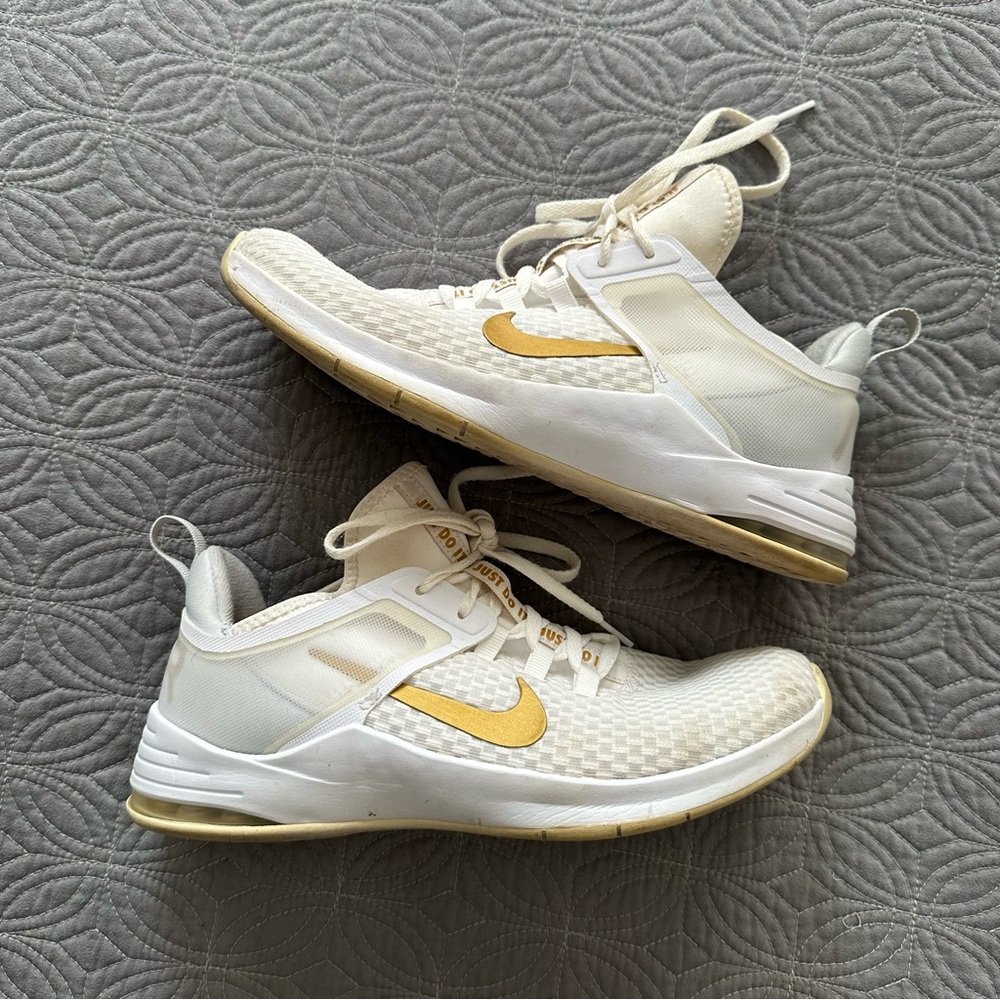 Nike Air Max Women’s Bella TR 2 Sneakers in White/
Metallic Gold